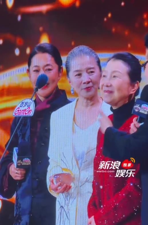 倪萍迟蓬与同学重聚，三人紧紧拥抱令人动容，倪萍感动到泪洒现场