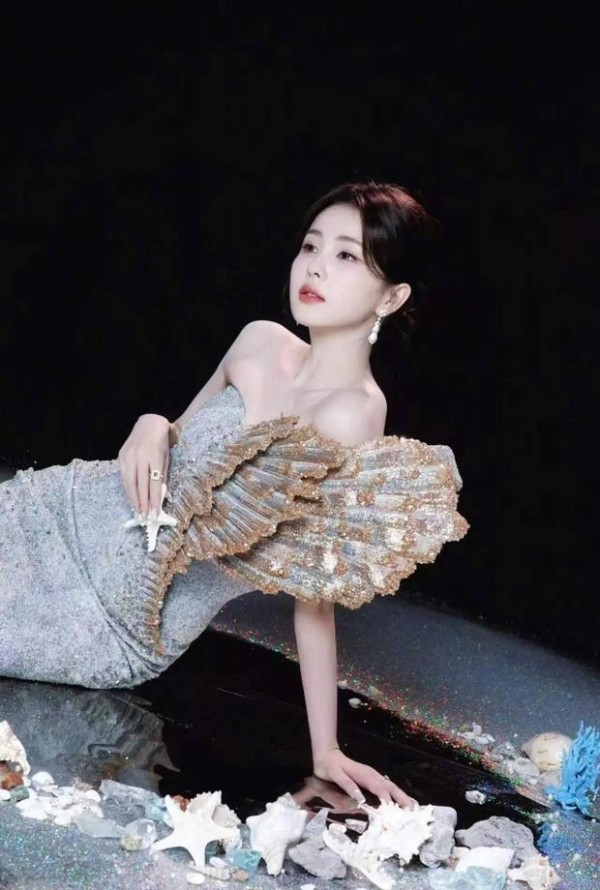 白鹿手持海星氛围浪漫。