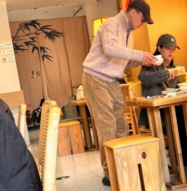 偶遇朱丹一家面馆吃面，周一围贴心给老婆端汤，小儿子正脸好可爱