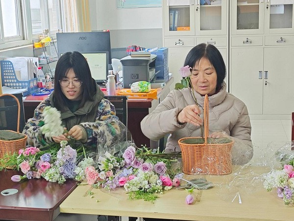 花香寄祝福 巾帼展风采——我院举办“三八”国际妇女节插花活动