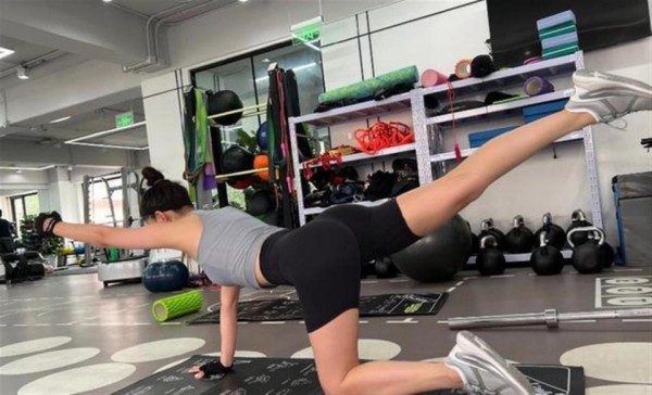 被46岁殷桃狠狠上了一课！网球打到香汗淋漓，运动型身材真养眼