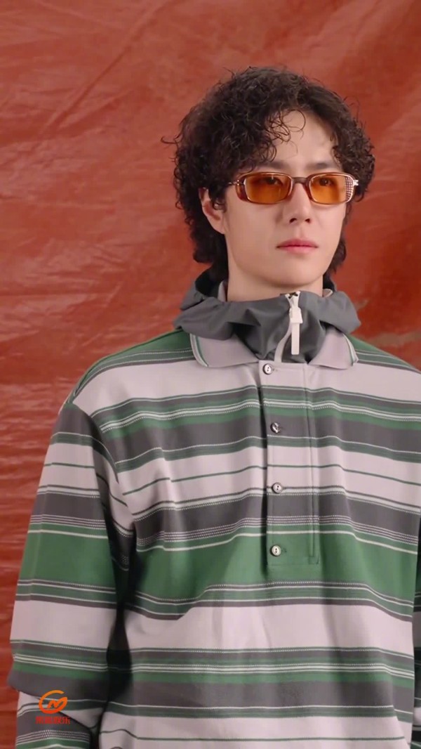 王一博看秀官摄CUT竖屏版，小卷毛帅呆了！ 绿色戴条纹戴帽卫衣+眼镜太帅啦！