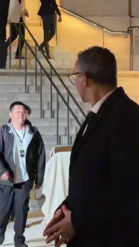 王一博巴黎时装周秀后上车离开，还在车内和粉丝招手道别，这也太乖了！