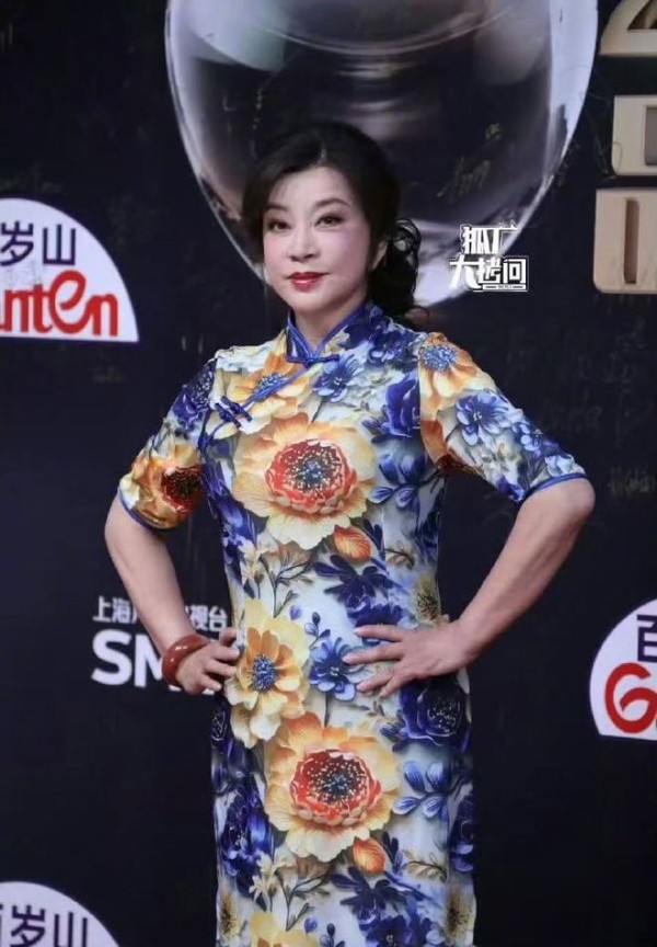 微短剧盛典红毯好热闹，刘晓庆向佐像穿情侣装，余茵韩雨彤等齐聚