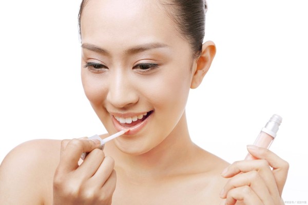 “美丽绽放，妆点生活”：走进美妆的魅力世界