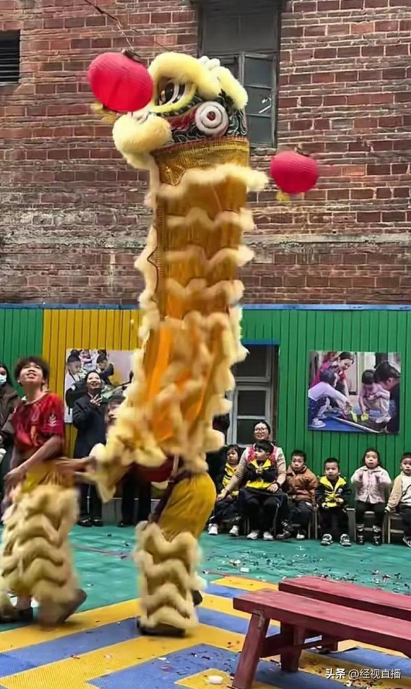 广东一醒狮表演高桩“失误”挂电线上，狮头脱落表演者错愕表情包走红！团队回应