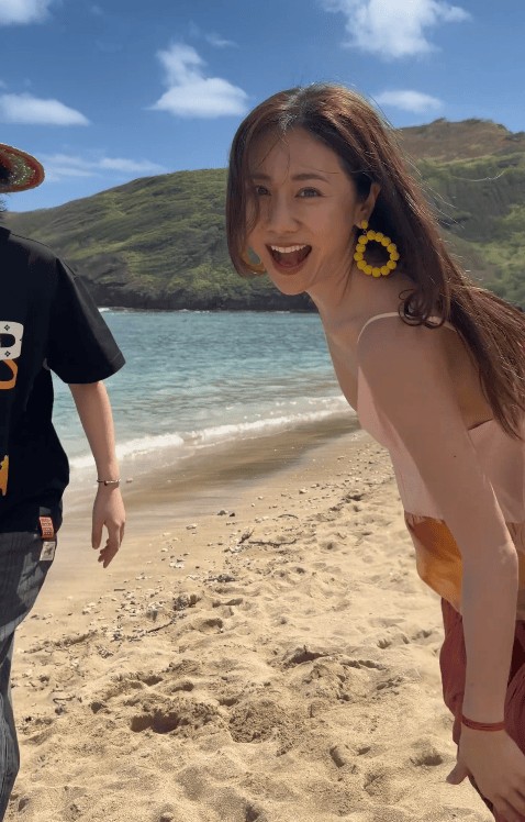 刘芸开怀大笑，元气满满。