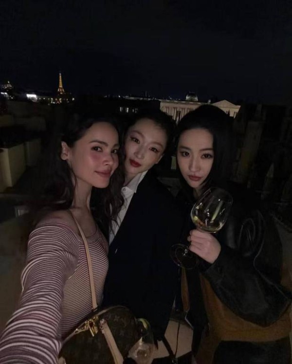搜狐娱乐讯 11日，刘亦菲与周冬雨在巴黎时装周某品牌晚宴上的同框合照曝光，二人与一名国外女星合影，画面十分养眼！