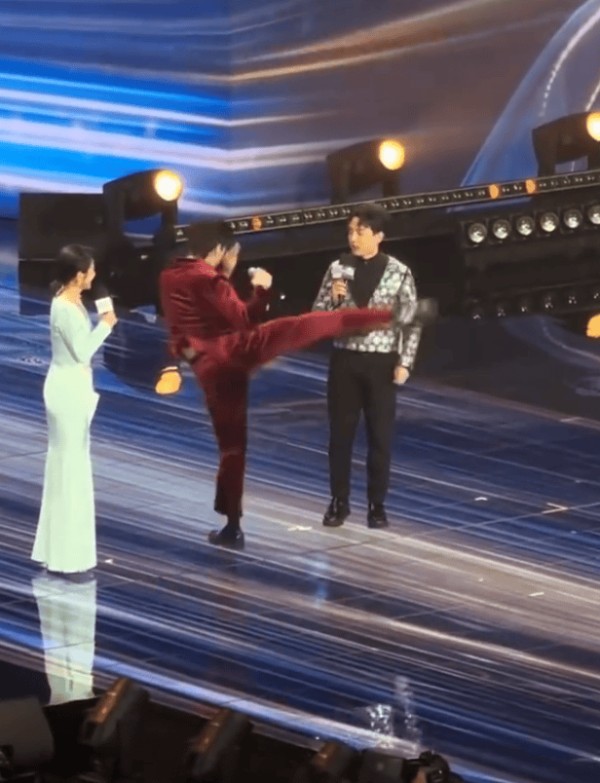 向佐展示功夫动作差点踢到主持人的头 本人回应吓到主持人非常抱歉