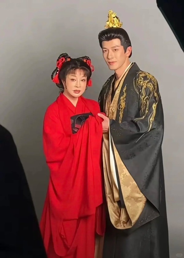 75岁刘晓庆最新宣传照曝光