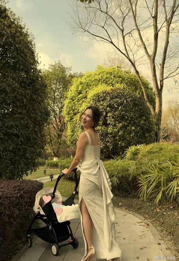41岁卢靖姗春日遛娃，一袭吊带裙美到犯规，颜值身材双双在线