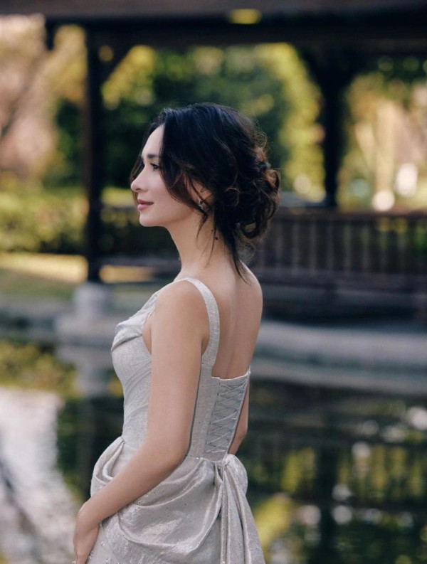 41岁卢靖姗春天遛娃，她穿吊带长裙好漂亮！与二胎儿子同框超有爱