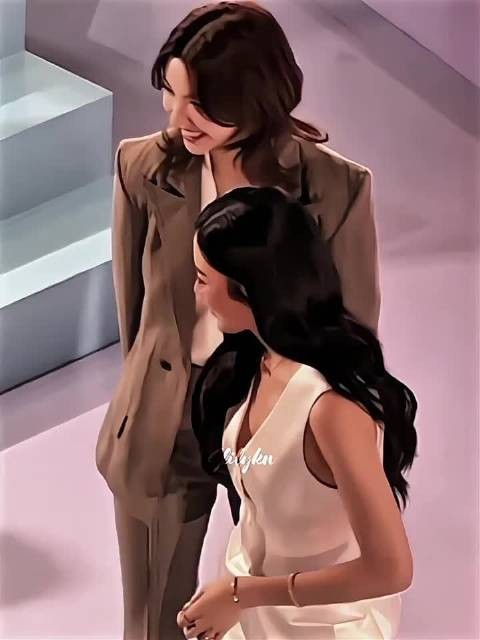 总有一个人会眼睛闪闪地对你说她爱你的全部 她们已经遇到了