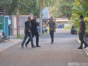 Rismon Sianipar Bawa Oleh-oleh Ini Saat Minta Maaf ke Jokowi