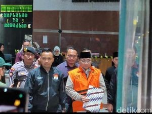 Yaqut Resmi Ditahan KPK, Tangannya Diborgol