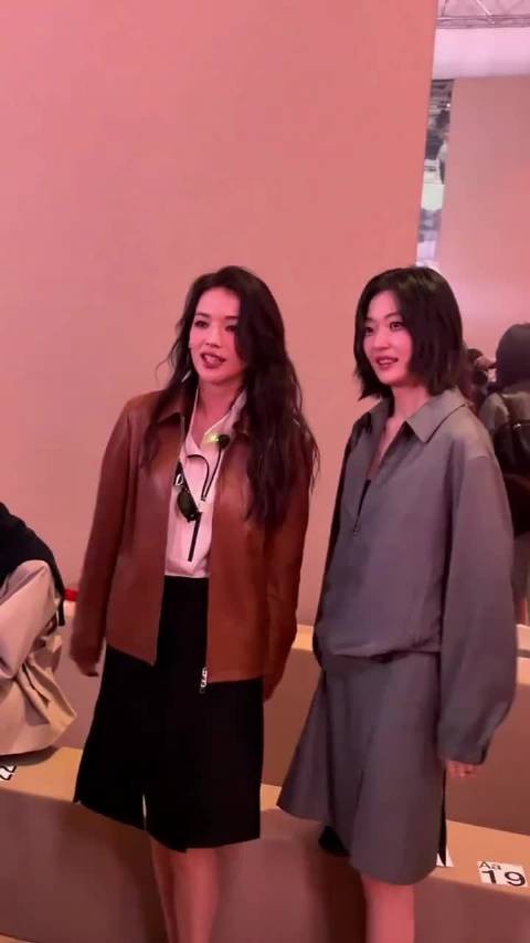 孙千舒淇米兰同框差21岁，舒淇松弛感完胜