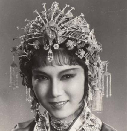 二十世纪传奇故事：新凤霞等丈夫3年，吴祖光照顾瘫痪妻子23年