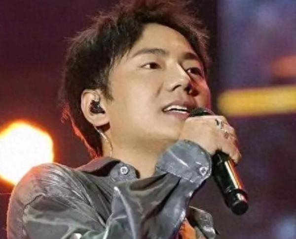 “家暴出轨”、被前妻炮轰的海来阿木，因一首歌再次被全网嫌弃