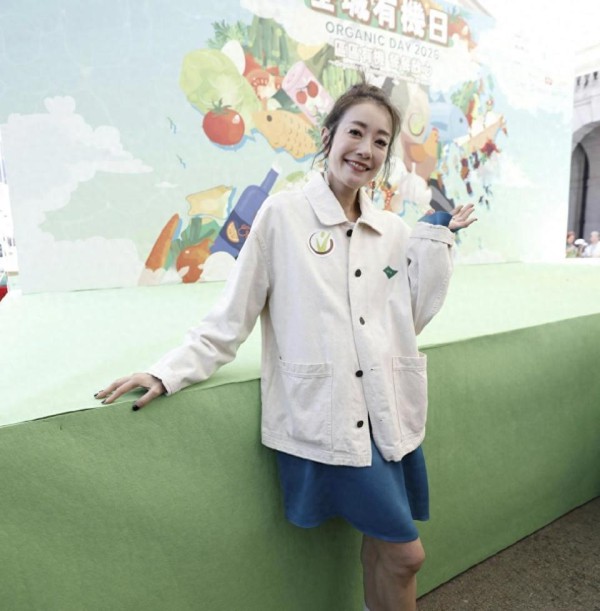 49岁TVB女星退圈20年罕露脸，一脸浓妆认不出，婚后连生四个女儿