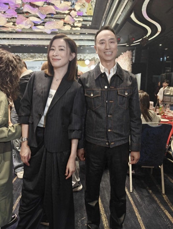 71岁富商晒与佘诗曼合照，称30多年没见对方没老，妻子翁嘉穗也在