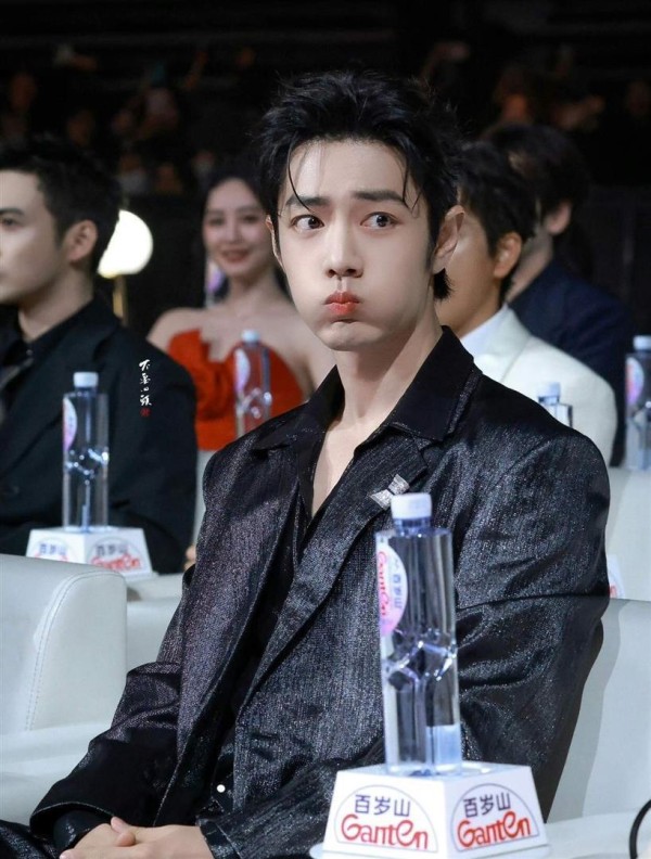 为什么别人领完奖就走，肖战却要硬坐五小时？知道真相后有点想哭