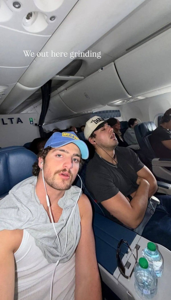 Benson Boone 接地气，坐民航商务舱！