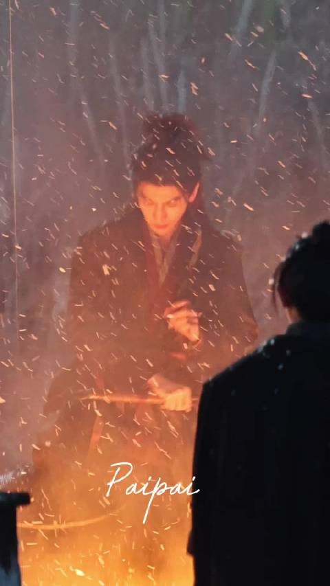 打出铁花 依旧是导演喊停之后 马上过去扶起对手演员