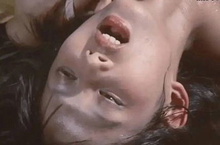 日本经典犯罪片《温柔的美兽》：修道院的光影救赎，杀手的人性与暴力博弈