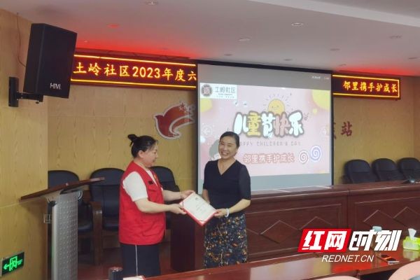 “邻家奶奶”用爱帮助困境儿童“向阳而生”