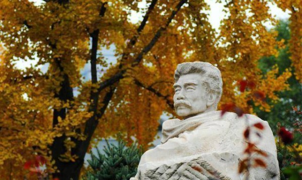 萧红在散文里夸奖许广平，可是许广平却因为鲁迅而对萧红不满