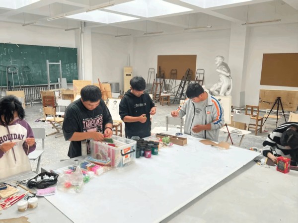 第二届“一站式”学生社区文化节风采展示——艺术与设计学院月圆灯影中秋主题灯笼创作工坊