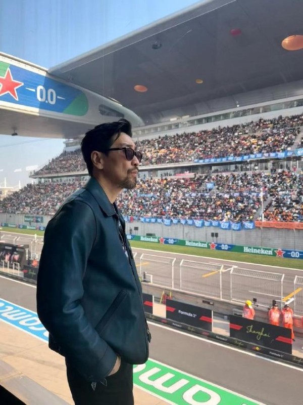 王千源现身上海F1，穿8万元皮衣，戴着墨镜，网友：荷尔蒙爆棚！