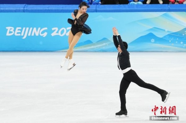 2月18日，中国队选手隋文静/韩聪在比赛中。当日，北京2022年冬奥会花样滑冰双人滑短节目比赛在首都体育馆举行。 <a target='_blank' href='/'>中新社</a>记者 崔楠 摄
