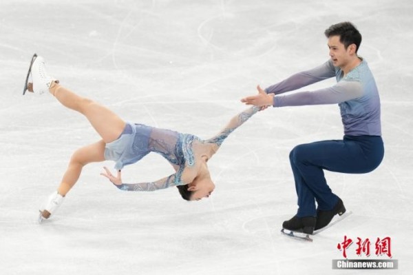2月18日，中国队选手彭程/金杨在比赛中。当日，北京2022年冬奥会花样滑冰双人滑短节目比赛在首都体育馆举行。 <a target='_blank' href='/'>中新社</a>记者 崔楠 摄