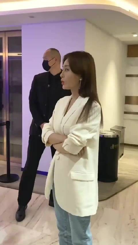 谢霆锋见到秦岚就主动握手，锋哥礼貌又绅士