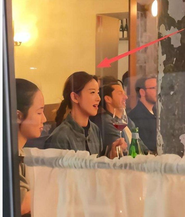 奶茶妹妹变了！巴黎小餐馆端酒杯敬酒，素颜看画展眼角有细纹