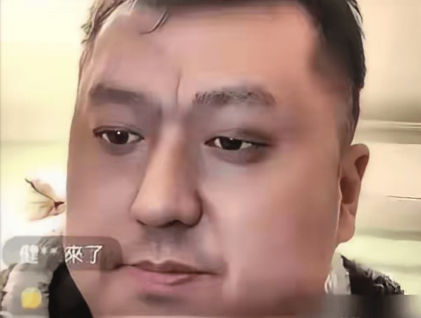 8年了！再看李宏烨近况：困在2018走不出，直播怼人、剧场落魄