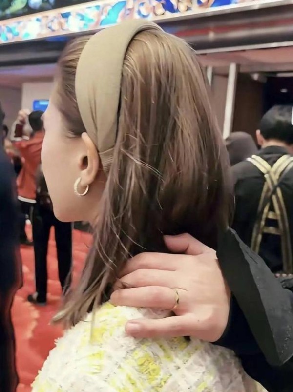 二人亲密相拥。