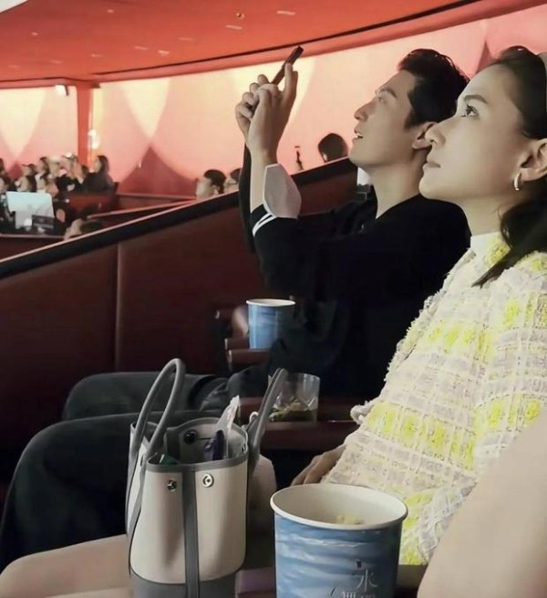 搜狐娱乐讯 近日，何超莲晒出自己的<a target=