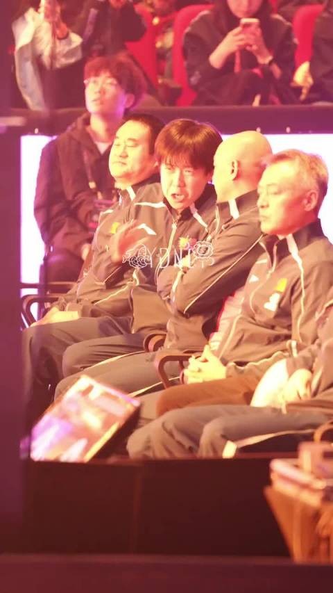 王楚钦坐下就对着肖指一顿叭叭,皱皱巴巴的