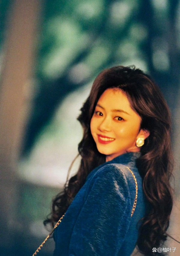 谭松韵港风大波浪，美“疯”啦！