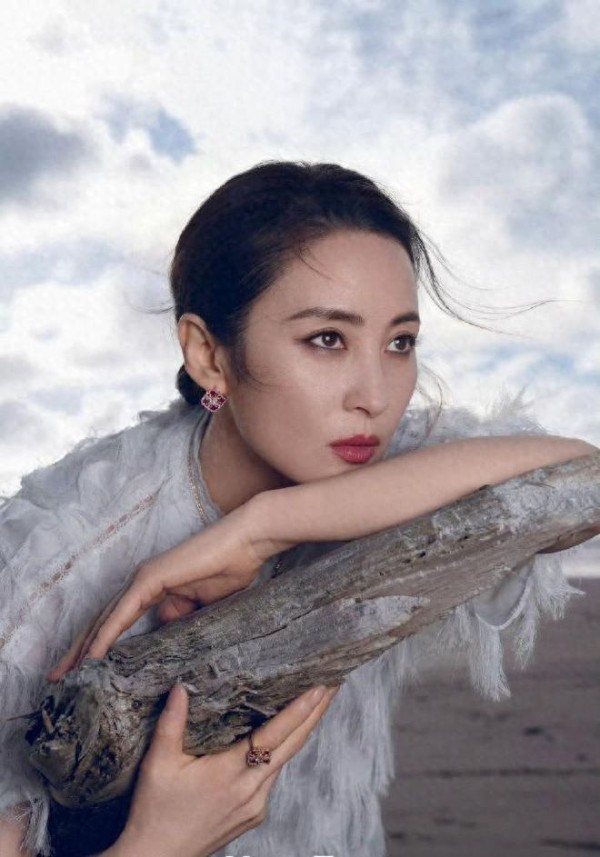 50岁蒋勤勤这状态绝了!新西兰海边生图似神女,越老越有女人味