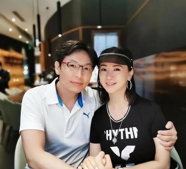 57岁翁虹近况曝光！二婚嫁给健身教练，如今19岁女儿比她还漂亮
