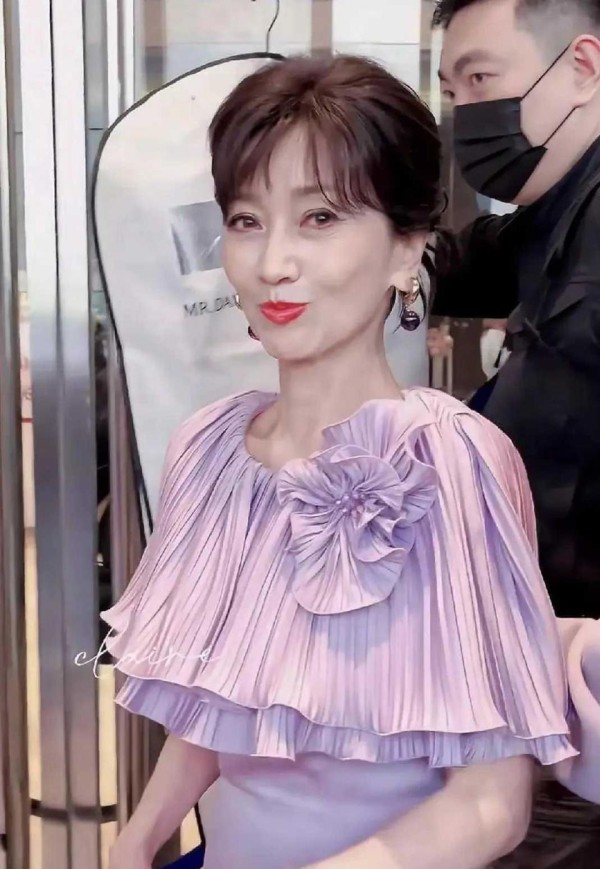 赵雅芝现身深圳，穿高跟鞋踩红毯，状态虽老但这份敬业让人佩服