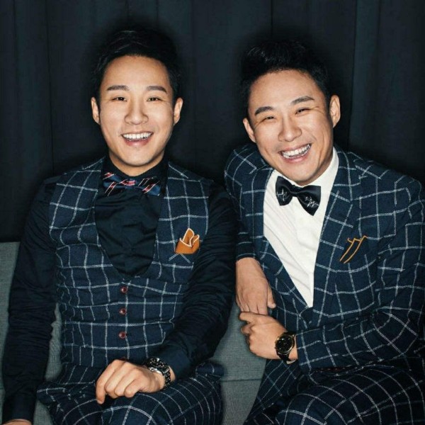 他们是少有的双胞胎喜剧人，相声表演拜姜昆为师，小品表演拜蔡明