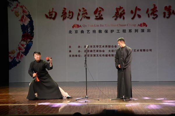 他们是少有的双胞胎喜剧人，相声表演拜姜昆为师，小品表演拜蔡明