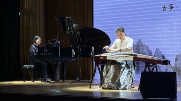 深圳红立方举行古筝演奏 搭建青少年艺术展示平台