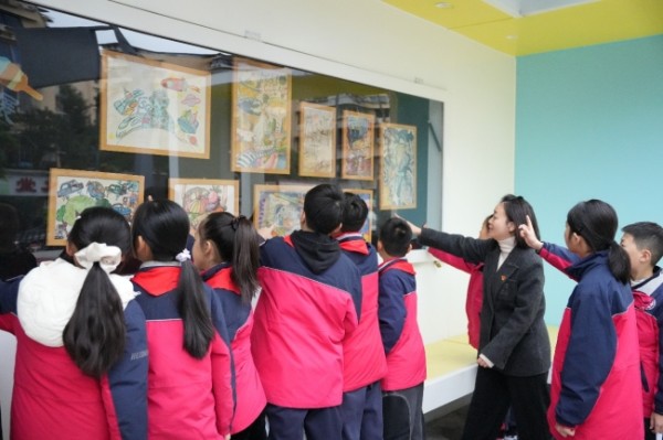 学生优秀美术作品呈现在“城市橱窗”里，对社会公众展示。自贡高新区住房和城市更新局供图