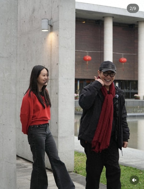 李连杰现身台北佛寺参拜，一身黑衣手上串佛珠，与女儿听方丈弘法