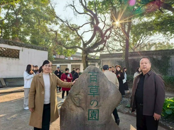 在百草园与三味书屋之间，读懂鲁迅的少年